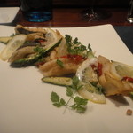 生きナメタガレイのフリット、レモンとナスのピューレ