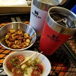 トンカル - お通しのトマト&モッツァレラチーズ  スモークナッツ