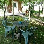 カフェ＆レストラン バーチ - 庭に置かれたテーブルと椅子