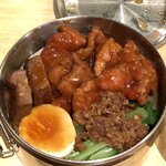 台南担仔麺 - 排骨肉に味玉と青菜に厚揚げ入り