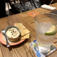 リオ・ブルーイング・コー ビストロアンドガーデン 東京ミッドタウン - お通しのクリームチーズ