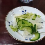 わたりや - サービスの香の物。大根と胡瓜の塩揉み。刻み生姜が食欲をそそります。