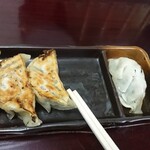 わたりや - ギョウザは焦げ目の方にタレを付けます。