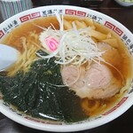 わたりや - 「ラーメン 大盛」(¥650-税込)の全景です。若布がたっぷりで磯の香りが特徴的。支那竹はしょっぱくないやつ。チャーシューはわたしが子供の頃から食べてるやつ。白髪葱も特徴的ですね。the昭和のラーメン