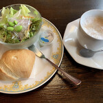 Morino Yakata - サラダ、パン、カフェラテ