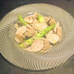 ラ プランシュ - トリュフとアスパラガスのサラダ