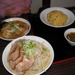 らーめんでぽっと - チャーハンのおぼんが大きいです(^-^;