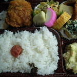 ふくしま - 幕の内弁当（５００円）　デカイ鶏がドン！　　ご飯は注文してか入れてくれます。