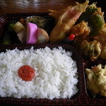 ふくしま - ～再訪時～　天婦羅弁当（５００円）　でか過ぎで蓋閉まりませ～～ん。＾＾