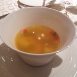 シェラトングランデ・トーキョーベイ・ホテル - シュリンプと帆立貝を入れたサフランジンジャースープ