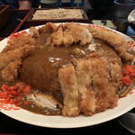 そば処 若松屋 - 「メガカツカレーライスマン」「メガカツカレー」本体。蕎麦屋のカレー、、、どの店舗でも工夫が見られるものだが、そんな中でもこちらの品は、かなり本格的で、和風出汁の下地に、数々の味わいが重層的に折り重なる、美味なる逸品であった。