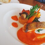 レストラン パタティ パタタ - スズキのグリル 赤パプリカソース＋パン２種