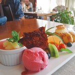 レストラン パタティ パタタ - デザート盛り合わせ、コーヒーが付いています