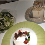 レストランひらまつ 広尾 - ケーキとお花とお菓子のコラボ