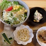 ごはんとおかしの家 andan亭 - サラダ、大豆マヨ和え、キンピラ、蓮根ピクルス、胡瓜ピクルス