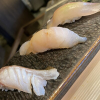 鮨 やまけん 銀座店 - 手前から
                    いさき
                    すずき
                    しまあじ