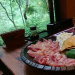 森の味処 なかむら  - 写真のセットは地鶏焼定食と地鶏焼きセットの2つ分入っています