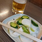 やき鳥 福鳥本店 - 注文から程なくしてカブとキュウリの漬物(¥320)がやってくる。塩加減程よくカブの甘味を楽しめる。よく冷えているので、このくらいの浅い付け具合は嬉しい(塩分控えめ)。