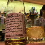 2杯目はブッカーズのロックです