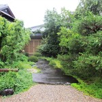 大和 - 駐車場から玄関へと続くアプローチ。　　　　　2020.07.04