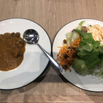 Sizzler - サーモングリル＆ビュッフェ３１６８円。第一弾。ビーフカレーと生野菜＆サラダ。カレーのお肉、柔らかさと適度な歯ごたえで、私の好みにぴったりです(^｡^)