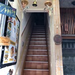 やっぱりインディア - 狭くて急な階段を上るとあります