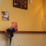 やっぱりインディア - 6人掛けの席の壁。