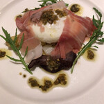 マッシュルーム - ホワイトアスパラガスと紅花卵のポーチドエッグ ニセコの赤石さんの原木生ハム添え