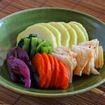 Nomisugi Kenshin - 自家製漬物。新潟の旬の野菜を店主が心を込めて漬け込んでます。