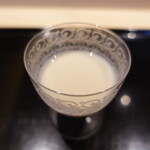 にい留 - とうもろこしのすり流し：渥美のピュアホワイトを甘味を最大限に引き出すためホーロー鍋でゆで、うらごしは馬の毛のうらごし器