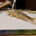 にい留 - あゆ：肝の苦味も身の甘味も殺さない揚げ