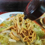 新ちゃん - かたい焼そば 　たっぷり酢を投入