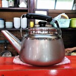 新ちゃん - 氷水がたっぷり入ったヤカン！