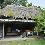 農家レストラン 愚為庵 - 草生した納屋？