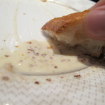 ロティスリー ポワゾー - 美味しいソースを　パンで綺麗に食べる。。。
