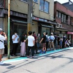 新ちゃん - 店を出た１２時過ぎの行列　最後尾の方が食べられるのは何時間後なんでしょうか？