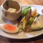 前菜のお野菜です。生で食材をいただきます。