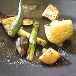 色々な野菜が炭火で焼かれてますが、どれも美味しい。