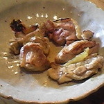 炭火割烹 蔓ききょう - 鶏焼きです。オスとメスでこんなに食感の違いが出るんだなぁ…。