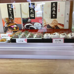 Okashi Tsukasa Oka Noe Isen - 仮店舗なので品数は多くありませんが名物の豆大福に水羊羹などは揃っています