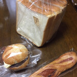 Ishigama Pan Koubou Vivia - 食パン230円
                        あんバター140円
                        ロングソーセージ（ハーフ）180円