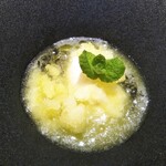 シャテーニュ - メロンのスープ　クリームチーズのムース添え