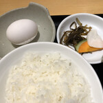 ニクスイハヤト - 定食の御飯・生卵・漬物