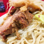 ラーメン二郎 - 豚の厚み