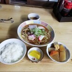 太湖 - 中華そば340円·大根の煮物の小鉢120円·ライス極小110円。合計570円。