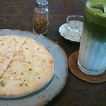 PALTROW cafe - もちもちチーズピザと抹茶ラテ