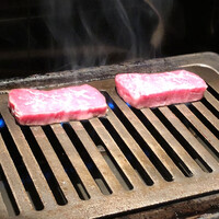 うしごろ 貫 恵比寿本店 - シャトーブリアンをロースターで焼いてもらっています。煙はしっかり換気されているので全然気になりません*\(^o^)/*