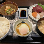 Ueno - ランチ一例、刺身盛り合わせ、温泉玉子、もやし焼豚