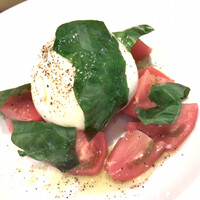 フィオレンティーナ - イタリア産ブッラータチーズとフルーツトマトのカプレーゼ。