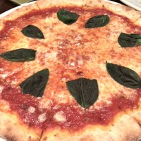 フィオレンティーナ - トマト モッツァレラチーズ バジルのピッツァマルゲリータ。